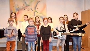 Am jüngsten Vorspiel der Städtischen Musikschule Altensteig beteiligten sich 13 Jungen und Mädchen mit unterschiedlichen Instrumenten. Foto: Köncke