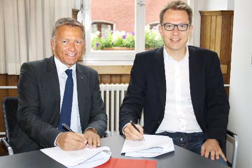 Klaus Herrmann (links) und Andreas Frankenhauser unterzeichnen den neuen Kooperationsvertrag.  Foto: VHS Foto: Schwarzwälder-Bote