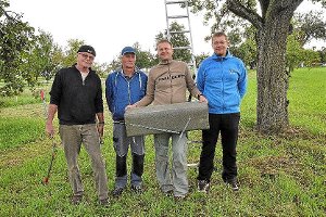 Bernd Dürr, Sebastian Dagel,  Kurt Hiller und Markus Bihler haben 25 Steinkauzröhren angebracht. Foto: Nabu