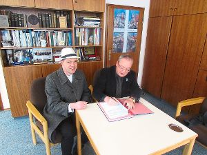 Bürgermeister Reiner Ullrich (rechts) und Badbetreiber Kapitoschka Koslowski  unterzeichneten den Vertrag. Foto: Stadtverwaltung Foto: Schwarzwälder-Bote