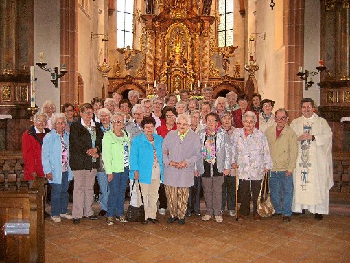 Der Elisabethenverein mit Präses  Pfarrer Rüdiger Kocholl in der Zeller Wallfahrtskirche. Foto: Gemeinde Foto: Schwarzwälder-Bote