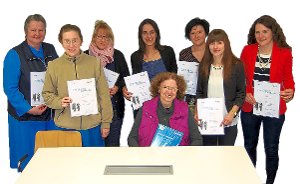 Die Teilnehmerinnen freuen sich zusammen mit ihrer Dozentin Birgit Löw (vorne sitzend) über das Bestehen ihrer Prüfung in Finanzbuchführung. Foto: VHS Foto: Schwarzwälder-Bote