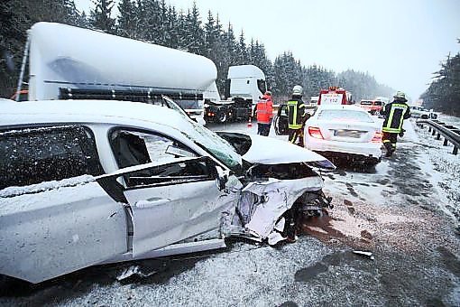 Schneeglätte war am Freitagmorgen  vermutlich Mitursache dieses schweren Unfalls auf der A 81 in Nähe  der Autobahnausfahrt Villingen-Schwenningen in Fahrtrichtung Stuttgart. Foto: Eich Foto: Schwarzwälder-Bote