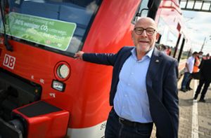 Winfried Hermann wirbt als Landesverkehrsminister für die Nutzung von Bus und Bahn. Foto: dpa/Felix Kästle