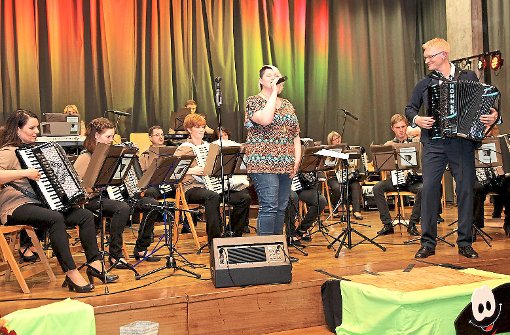 Mit Soloeinlagen und Gesang begeisterte das  Harmonika-Orchester Glatten seine Zuhörer beim Frühjahrskonzert in der Glatttalhalle.  Foto: Ade Foto: Schwarzwälder-Bote