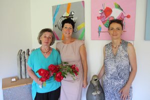 Annemarie Hampel hat wieder einmal ihr Atelier für eine Künstlerin geöffnet. Von links Annemarie Hampel, Sabine Mutschler und Manuela Marchal.  Foto: Bächle Foto: Schwarzwälder-Bote