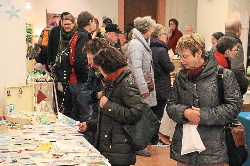 Trotz eines Fehlstartes stieß der Kunsthandwerkermarkt im Franziskaner am Wochenende wieder auf großes Interesse.  Foto: Heinig Foto: Schwarzwälder-Bote