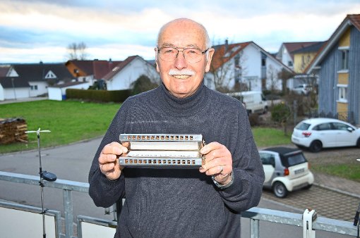 Georg Winter ist mit 80 Jahren noch fit und freut sich über sein wiederentdecktes Hobby, hier mit seiner Hohner Chromatica, heute ein echtes Oldtimer-Instrument. Foto: Baiker Foto: Schwarzwälder-Bote