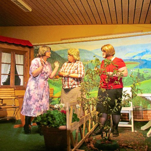 Die Tratschtante (Claudia Reuter) mit den beiden Müttern (Sylvia Schneider und Roswitha Schneider) (von links).  Foto: Volk Foto: Schwarzwälder-Bote