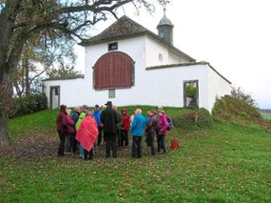 Die Wanderer besuchen die Heiliggrabkapelle.  Foto: Verein Foto: Schwarzwälder-Bote