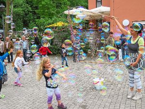 Da  freuen sich die Kleinen: Bei den Tagen der Kunst und Kultur dürfen wieder Riesenseifenblasen gemacht werden. Archiv-Foto: Fechter Foto: Schwarzwälder-Bote