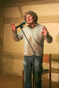 Uli Keuler lockte mit seinem Soloprogramm zahlreiche Anhänger anspruchsvollen Humors in die Dornstetter Zehntscheuer.  Foto: Keck Foto: Schwarzwälder-Bote