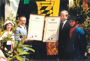 Die Bürgermeister Klaus Laufer (Zweiter von rechts) und Marcel Maulpoix (Zweiter von links) im Juni 1984  mit den Urkunden zur Bekräftigung  der Städtepartnerschaft mit Thierville Foto: Schwarzwälder-Bote