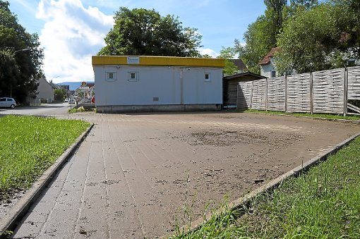 Schlamm auf dem Parkplatz des Stettener Jugendzentrums zeigt, dass sich hier Montagabend die Gewitter-Sturzfluten zu einem kleinen See gestaut hatten. Foto: Hechingen