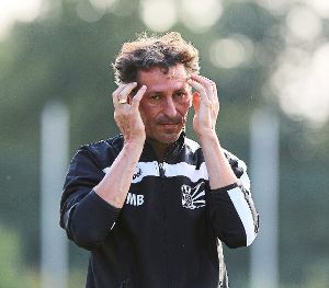 Die  Gesichtsausdrücke sprechen für sich:  Trainer Martin Braun kann mit dem Saisonauftakt des FC 08 Villingen nicht zufrieden sein.   Foto: Eibner/Archiv