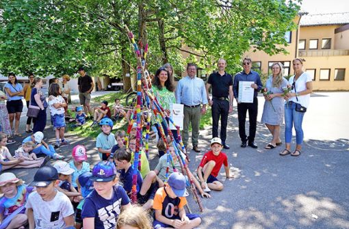 Stolz präsentierten die Schüler ihr Tipi, als die Grundschule Pfaffenweiler die erneute Zertifizierung als Naturparkschule bekam Foto: Melanie Wirich