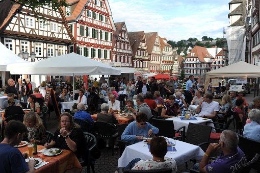 Was bei der Kochshow zubereitet wurde,  ließen sich die Besucher auf dem Marktplatz munden.   Foto: Thomas Fritsch