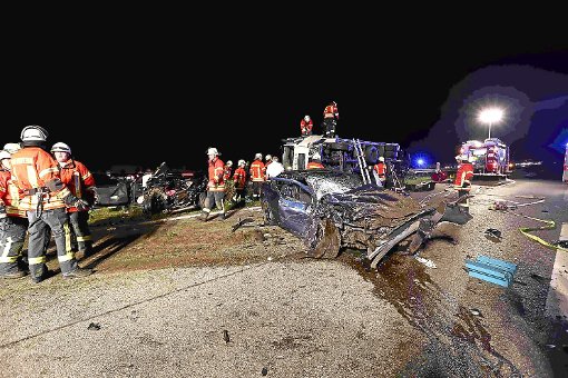 Die Fahrer der beiden Autos wurden bei dem Unfall auf der B 27 am Donnerstagabend schwer verletzt. Foto: Maier Foto: Schwarzwälder-Bote