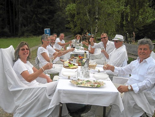 Beim kreisweit ersten Diner en Blanc im Barfußpark hatten alle Beteiligten ihren Spaß.  Foto: Haubold Foto: Schwarzwälder-Bote