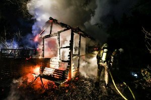 Ist der Feuerteufel wieder unterwegs? Erneut ist im Schwenninger Norden in der Nacht auf Mittwoch eine Hütte in Flammen aufgegangen. Foto: Marc Eich