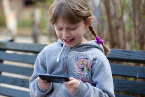 Viele Kinder haben heutzutage schon in jungen Jahren ein Handy oder ein Tablet – das bestimmt ihren Alltag.  Symbol-Foto: Marks Foto: Schwarzwälder-Bote