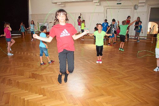Mit Begeisterung springen die Schüler der Friedrichschule beim Programm Skipping Hearts der Deutschen Herzstiftung mit dem Seil.   Foto: Heimpel Foto: Schwarzwälder-Bote