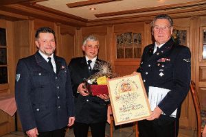 Für 50-jährige aktive Mitgliedschaft bei der Feuerwehr Dittishausen wird Gerhard Pfeifer  (rechts) von Kommandant Dietmar Buchmeier (links) und Volker Koch ausgezeichnet.   Foto: Bächle Foto: Schwarzwälder-Bote