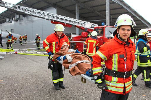 Die  Übung in Grosselfingen gab den Kirchspiel-Feuerwehren die Gelegenheit, ihre Fähigkeiten unter Beweis zu stellen.   Foto: Wolf Foto: Schwarzwälder-Bote