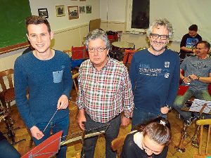Treffen unter alten Bekannten: Peter Klein (Mitte) und Jochen Schieler (rechts) freuen sich auf ein Wiedersehen mit Simon Glunz, der am Herbstfestsonntag mit seinem neuen Musikverein, den  Oberbaldingern,  zu Gast ist.  Foto: Bombardi Foto: Schwarzwälder-Bote