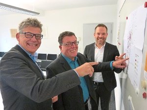 Freuen sich wie Buben über schnelles Internet in Hausen (von links): Bernhard Ginter (Telekom), Herbert Sauter (Ortsvorsteher) und André Lomsky (Wirtschaftsförderer). Foto: Schulz