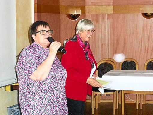 Die Ortsvorsitzende der Landfrauen, Brigitte Steger (links)  bedankte sich bei Helga Pooch für den   Vortrag.  Foto: Steger Foto: Schwarzwälder-Bote
