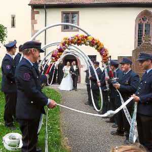 Die Altburger Feuerwehr überraschte ihren Kommandanten Achim Nonnenmann und seine Ehefrau Floortje. Foto: privat Foto: Schwarzwälder-Bote