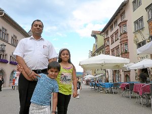 Tarsem Singh Chandi und seine Kinder Sellin und Jessica sind mitten in Rottweil zu Hause – und fühlen sich auch so.  Foto: Schickle