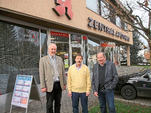 Bürgermeister Bernhard Tjaden, Apotheker Franz Moser und Wolf-Dieter Kopf (von links) freuen sich, dass die Apotheke in Winzeln erhalten bleibt. Foto: Schwarzwälder-Bote