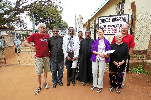 Klaus Ummenhofer (links) und Ute Ummenhofer (Dritte von rechts) erfuhren bei ihrer Reise aus erster Hand eine Menge über das Hospital in Dareda.  Foto: Ummenhofer Foto: Schwarzwälder-Bote