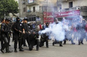 In Kairo und in mehreren Provinzstädten protestierten nach dem Freitagsgebet mehrere Tausend Anhänger der verbotenen Muslimbruderschaft gegen die Militärführung, die den islamistischen Präsidenten Mohammed Mursi im vergangenen Juli abgesetzt hatte.  Foto: dpa