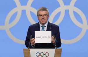 IOC-Präsident Thomas Bach präsentiert den Austragungsort 2026. Foto: imago images/Xinhua/Cao Can