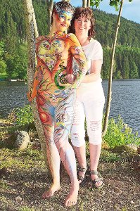 Evalina Iacubino mit ihrem Model Sabrina holte beim Seefest in Titisee mit 230 Stimmen den Publikumspreis für ihr Bodypainting. Foto: Christian Hauser