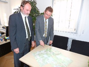 Norbert Beck (links) und Bürgermeister Michael Ruf begutachten die Trassenführung der Landesstraße 409.  Foto: Roth