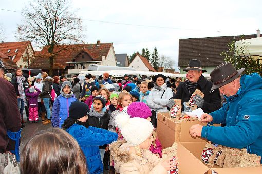 Bürgermeister Möller und Marktleiter Rapp verteilen an die Kinder und Jugendlichen Nikolaussäckchen. Foto: Wolf Foto: Schwarzwälder-Bote
