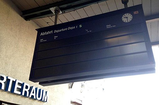 Am Hauptbahnhof Stuttgart gehen am Mittwochmorgen nach einem Stromausfall die Lichter aus - und die Notstromversorgung an. Foto: @Hammer_X (Twitter)