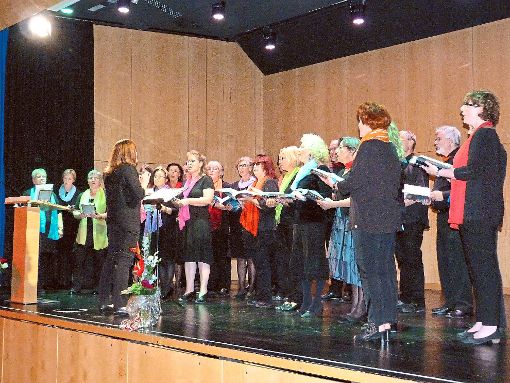 Die Sänger des Chorverbands Kniebis-Nagold präsentierten im Kubus ihr stimmungsvolles Konzertprogramm. Foto: Kosowska-Németh Foto: Schwarzwälder-Bote