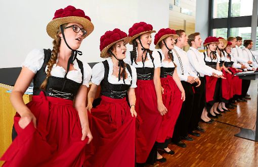 Die Christophorus-Kantorei trug im Landratsamt ein humoriges Schwarzwald-Ständchen vor.  Fotos: Fritsch Foto: Schwarzwälder-Bote