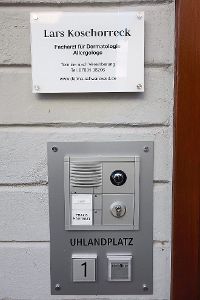 Noch weist am Eingang Uhlandplatz 1 ein Schild auf die verwaiste Hautarztpraxis in Bad Wildbad hin.   Foto: Schabert