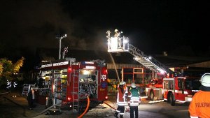 Feuerwehr löscht Brand in Lagerhalle