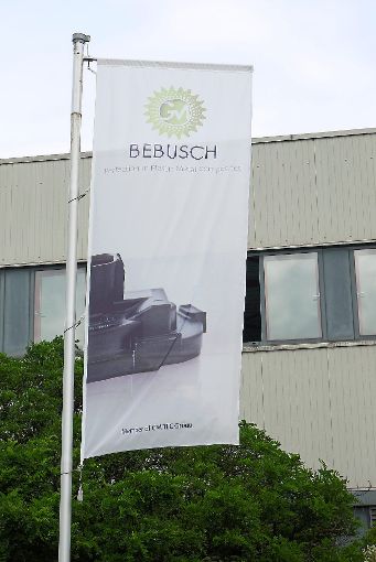 Derzeit weht noch die Fahne der Firma Bebusch am Standort am Gewerbekanal. Seit dem 28. Juni ist der Kunststoffhersteller offiziell mit der Firma  Gear Motion verschmolzen.  Foto: Kornfeld