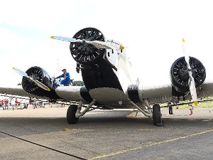 Eine fliegende Legende auf dem Degerfeld: Eine original Junkers Ju 52 Baujahr 1939 kommt Ene August zu Rundflügen über die Zollernalb.   Foto: Rath Foto: Schwarzwälder-Bote