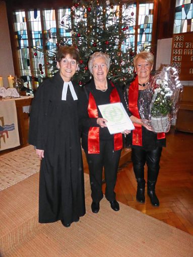 Pfarrerin Iris Sönning, die Geehrte  Heidi Rothfuß und  Marianne Klumpp (von links) Foto: Kirchenchor Foto: Schwarzwälder Bote