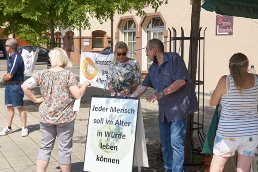 Nicht viele sind zur Mahnwache gegen Altersarmut gekommen. Initiator Wolfgang Baumhackl (Zweiter von rechts) zog trotzdem eine positive Bilanz.  Foto: Lück