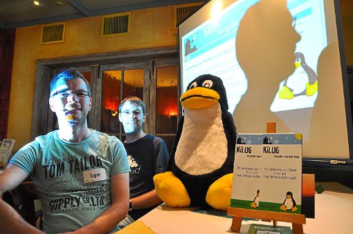 Gründer der Linux-User-Group Kinzigtal: Eugen Albiker (links) und Michael Glatz zusammen mit Tux, dem Maskottchen der Linux-Gemeinde. Fotos: Forth Foto: Schwarzwälder-Bote
